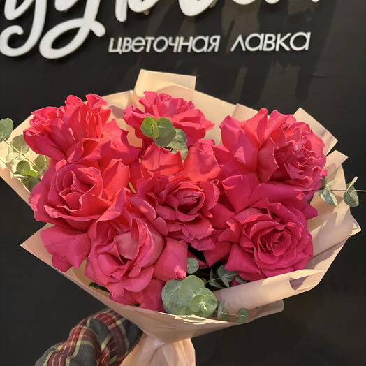Ароматные малиновые розы