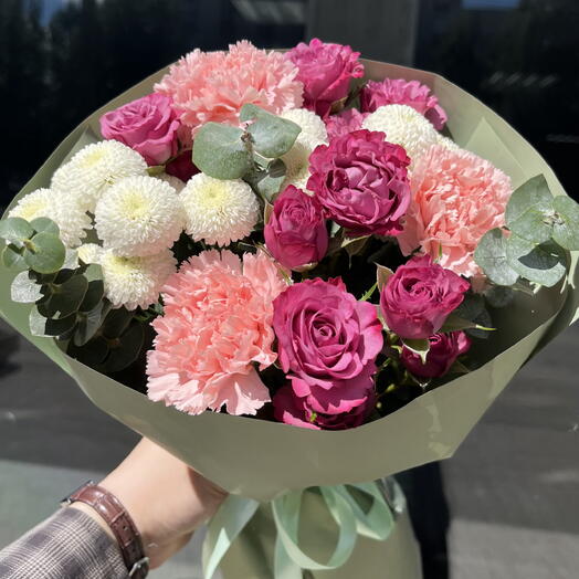 Яркий букет с кустовыми розами