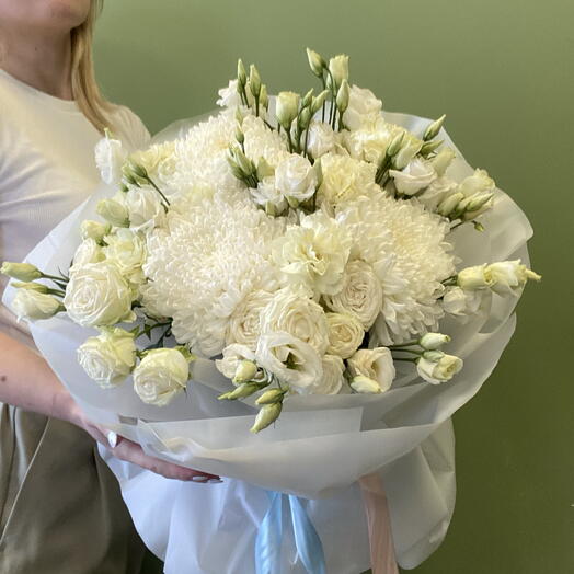 Букет из хризантемы и кустовых роз в белой упаковке