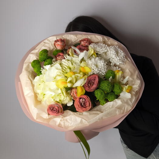 Букет с сантини, ирисами и кустовыми розами | Необычно | Без повода