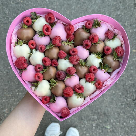 Сердце с клубникой и малиной