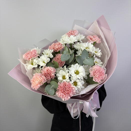 Стойкий букет с ромашкой и диантусами💕