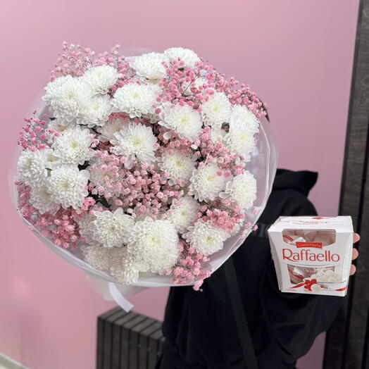 Букет хризантем с гипсофилой и коробкой Raffaello