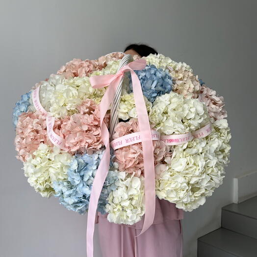Микс из 25 гортензий в корзине