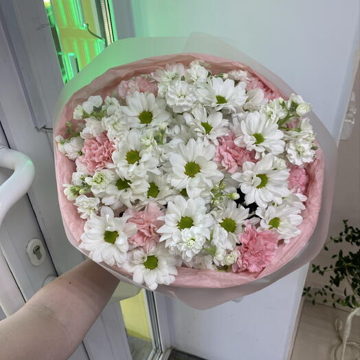 Букет с хризантемой и маттиолой