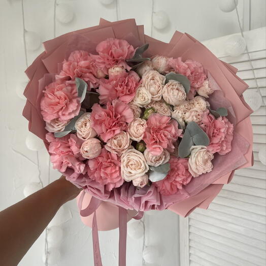 Авторский букет с пионовидными розами,диантусами и веточками эвкалипта 🌸