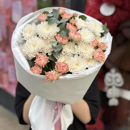 Букет из хризантем и кустовых роз