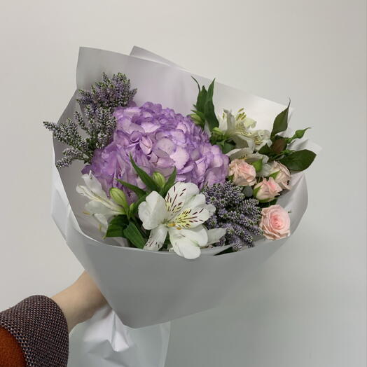 Букет с гортензией и альстромерией