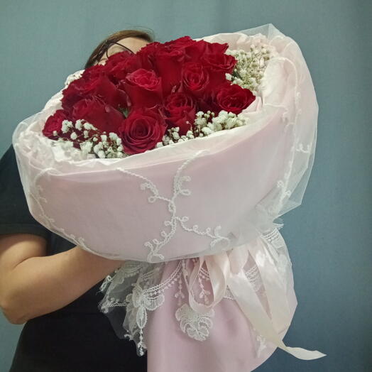 Розы в  ажурной упаковке