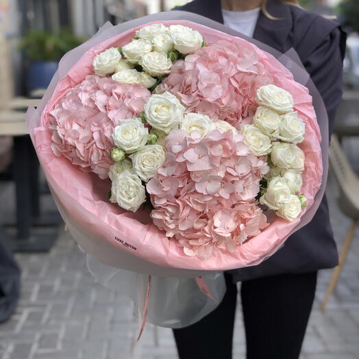 🌸🌸🌸Букет цветов с кустовыми пионовидными розами сорта «Мисс бомбастик» и гортензиями