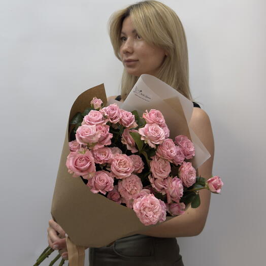 Монобукет с кустовой розой «Мадам Бомбастик»