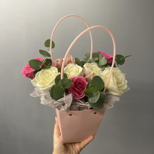 Корзинка с розами и эвкалиптом