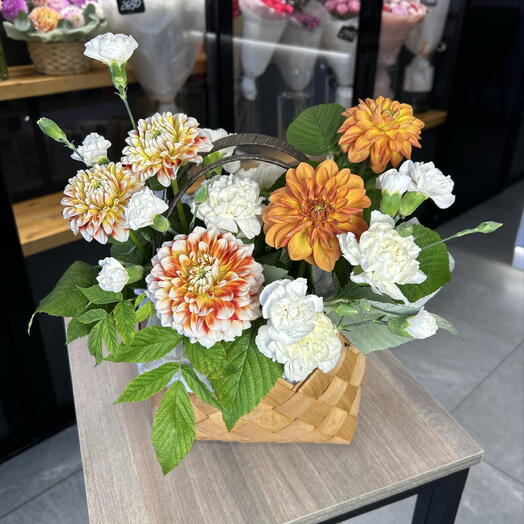 Корзинка с георгинами, листьями малины и диантусами