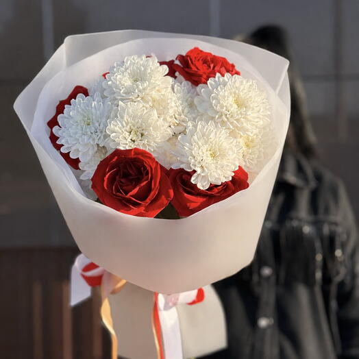 5 роз с хризантемой