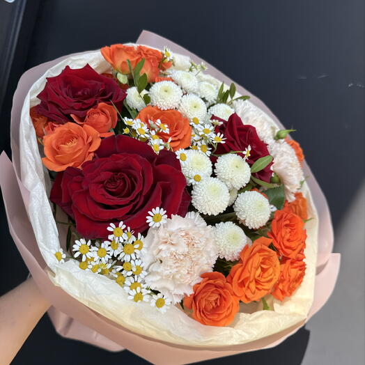 Авторский букет с кустовой розой и ромашками «Полевой букет»