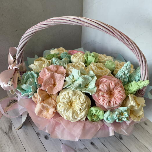 Корзина с зефирными цветами
