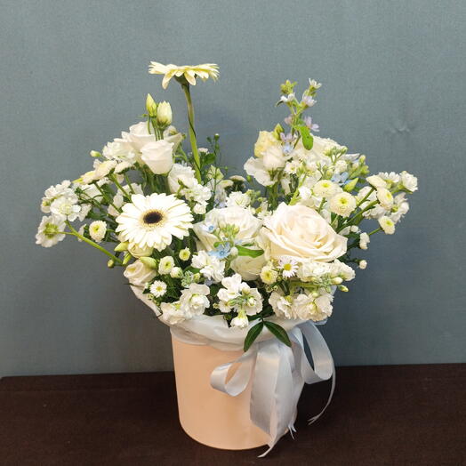Композиция из белых цветов с голубыми акцентами