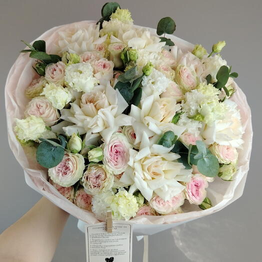 Букет из пионовидных роз, кустовых пион роз, эустомы, эвкалипта 🌸