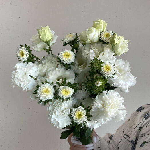 Летний воздушный белый букет с кустовыми астрами, лизиантусами🌿🤍
