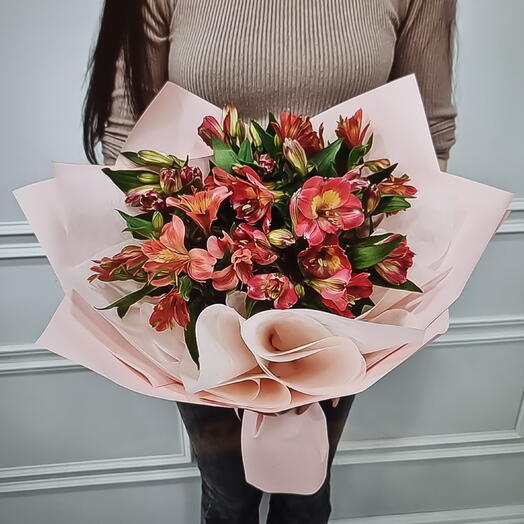 Розовая альстромерия в дизайнерской упаковке