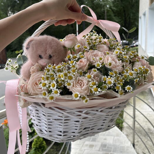 Корзина цветов с мишкой