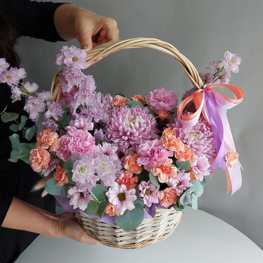 Корзина с Дельфиниумом, хризантемами, диантусами, кустовой гвоздикой, эвкалиптом INVAZA