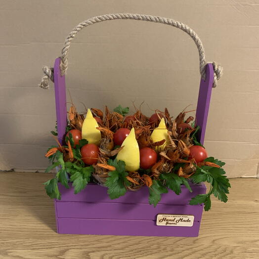 Раки с лимоном , помидорами черри, зеленью в деревянном ящике  в 🎁