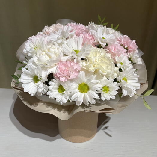 Композиция в шляпной коробке с диантусами и ромашками