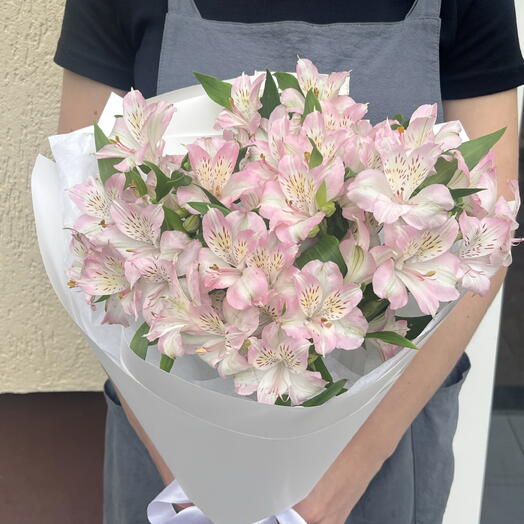 Нежный букет из розовых альстромерий