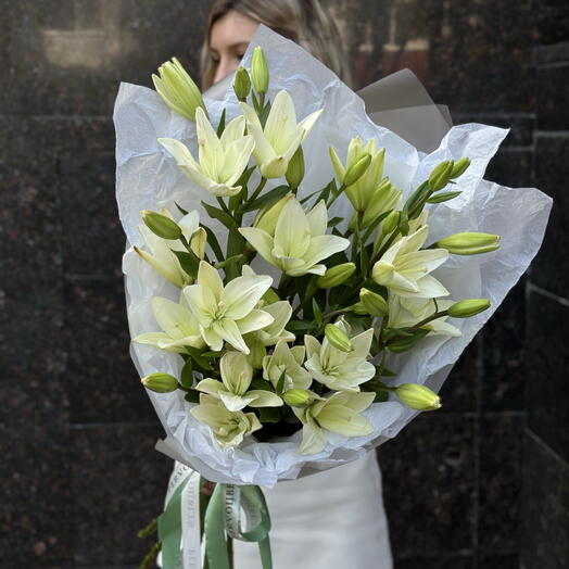 Букет «Лилии» (белая лилия, упаковка, атласная лента)