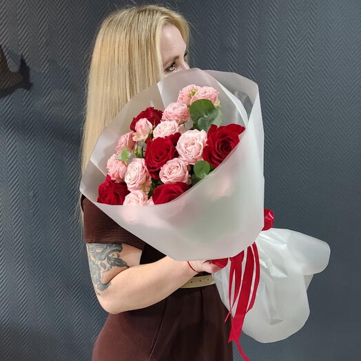 Букет красных и розовых кустовых роз 🌹 Кружево