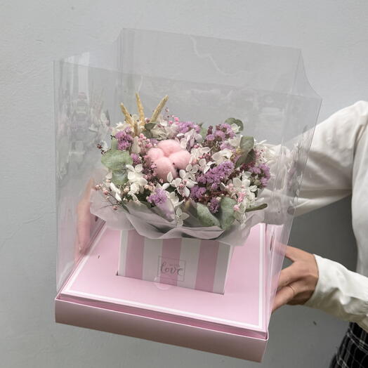 Сухоцветы в розовой коробке с прозрачными окнами