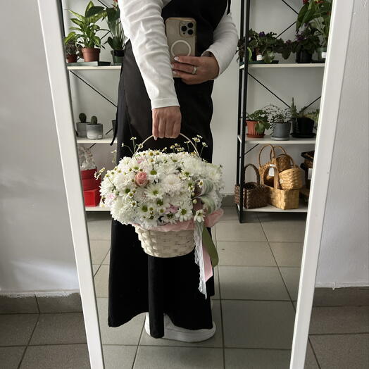 Корзина из хризантем и ромашек