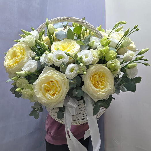 Корзина из пионовидной розы,  эвкалипта,  эустомы