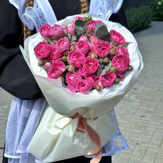 Букет кустовых роз для школьника