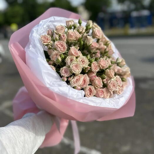 Круглый букет из кустовых роз