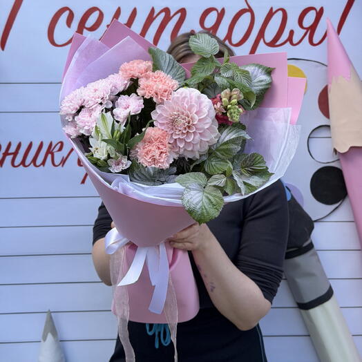 Авторский букет с георгином и хризантемой нежный / цветы Уфа