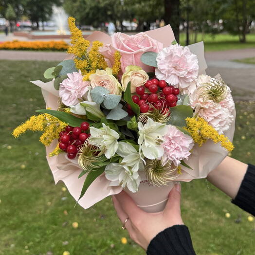Композиция «Необычная»( диантус,альстромерия,роза кустовая)