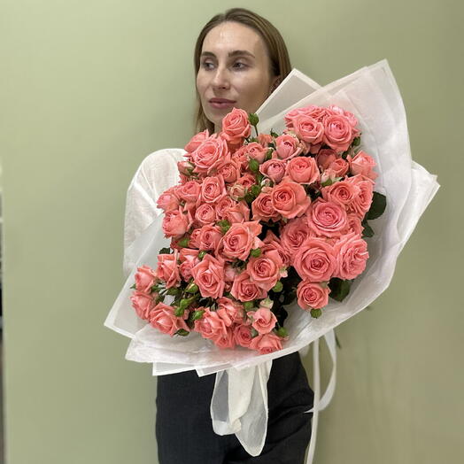 Букет из 15 шт. Розовых кустовых роз Барбадос 60 см