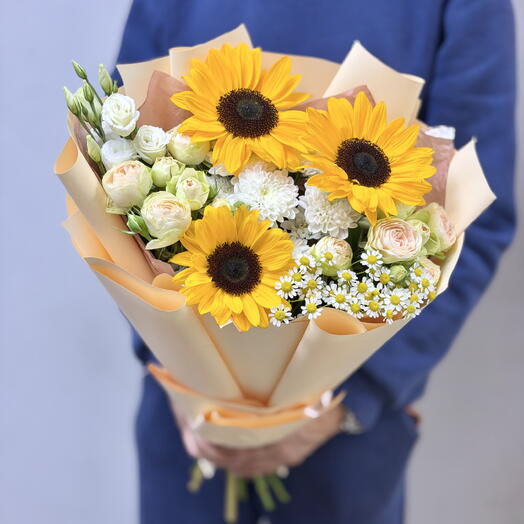 Букет с подсолнухами и ромашкой
