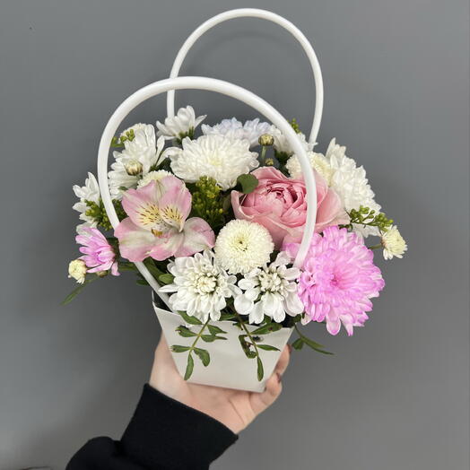 Композиция из розы, хризантемы и солидаги