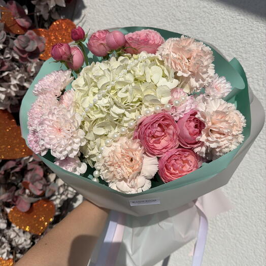 😍Авторский букет с бусами Bloom room, пионовидная кустовая роза, гортензия, диантус, хризантема