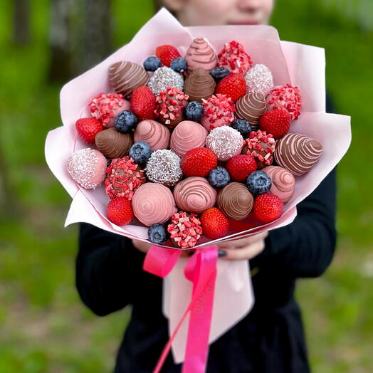 Ramo de fresas. Fresas cubiertas de chocolate. Set de regalo 037. Leora-chocolate