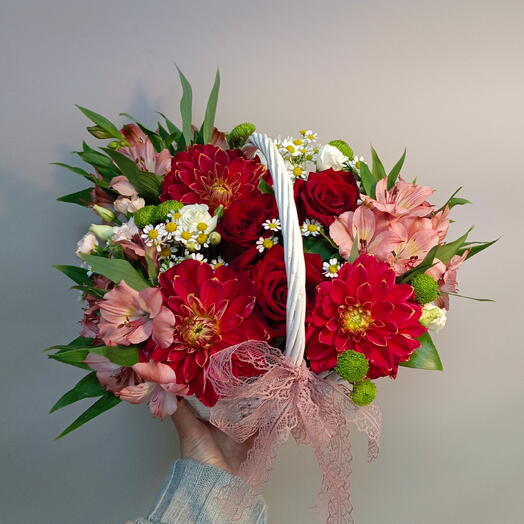 Корзинка с розами, альстромерией и танацетумом