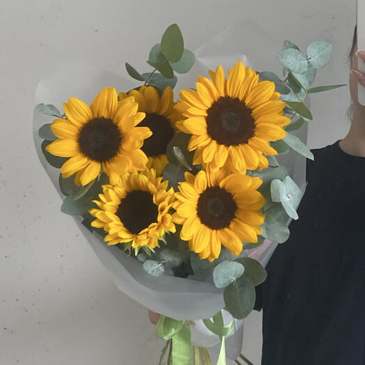 Букет с подсолнухами и эвкалиптом в упаковке 🌻 5