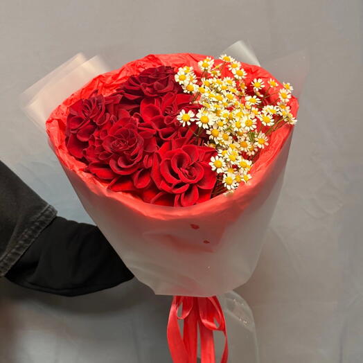 Букет (M) : с матрикарией и красными розами 🌹