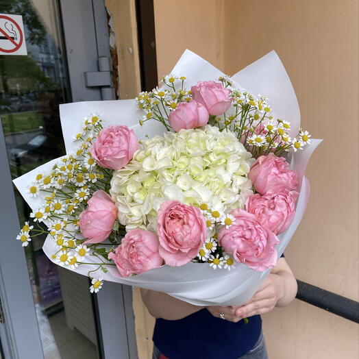 Букет «волнительный» в составе гортензия, кустовая Роза JULIETTE, ромашка