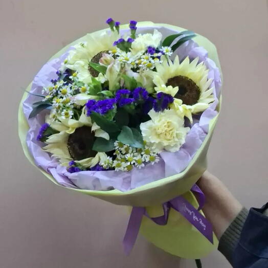 Букет с подсолнухами, статицей, альстромерией