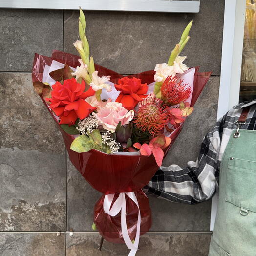 Букет авторский с гладиолусами, леукоспермумом и Ниной