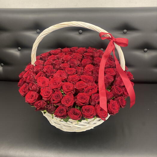 Красные розы в корзине 🥰️🥰️🥰
